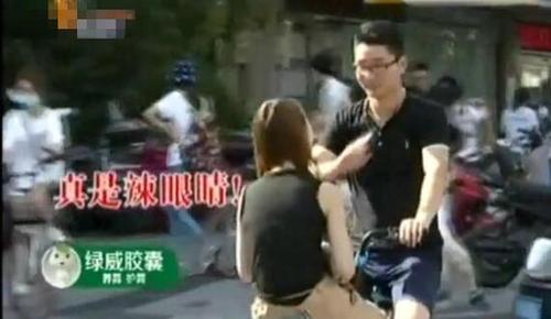 情侣面对面乘共享单车 交警:你女友超重了 罚20元