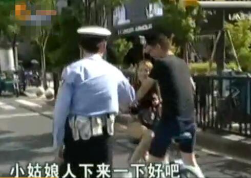 情侣面对面乘共享单车 交警:你女友超重了 罚20元