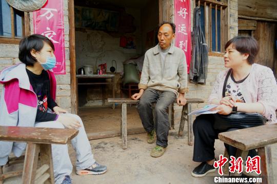 图为工作人员对申请临时救助人员进行走访。重庆市民政局供图