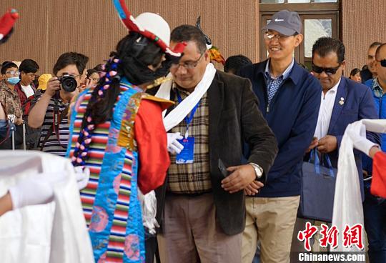 为尼泊尔旅游代表献哈达。西藏旅发委供图