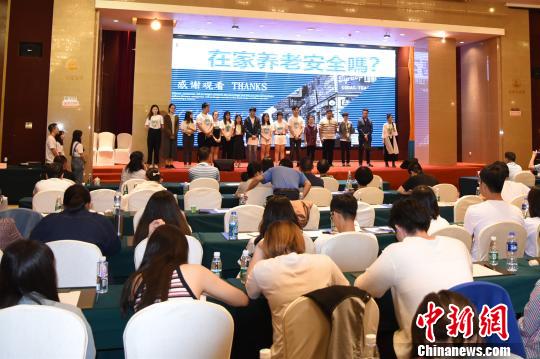 两岸大学生福建泉州走街串巷调研养老问题