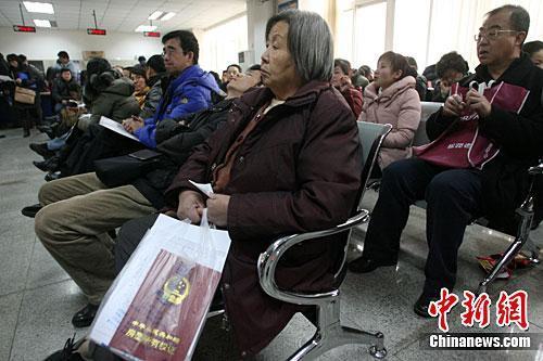 资料图：图为北京市海淀区房管局办事大厅民众在等候办理业务。<a target='_blank' href='http://www.chinanews.com/'>中新社</a>记者 苏丹 摄