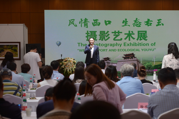 第十二届全国政协常委、著名造型艺术家袁熙坤致辞