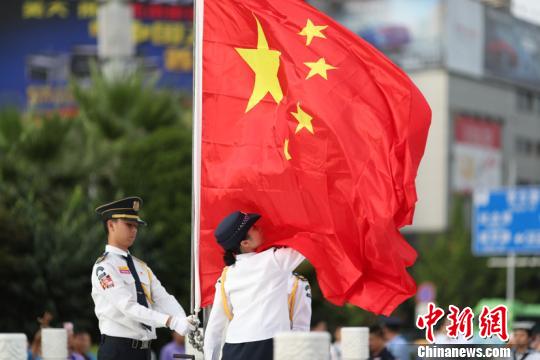 港澳台及广东等地青少年在贵阳“相聚国旗下”