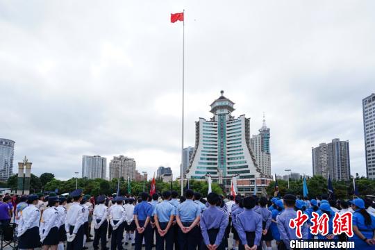 “相聚国旗下”活动现场图。贺俊怡 摄