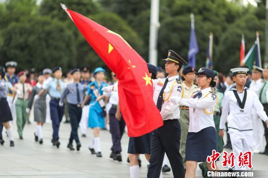 “相聚国旗下”活动现场图。贺俊怡 摄