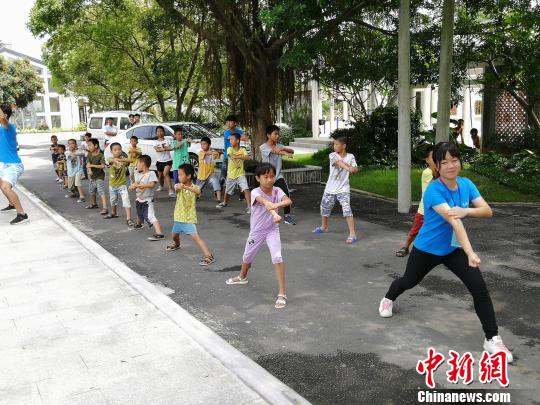 参与“华师灯塔”暨“孔子行脚”两岸大学生暑期社会实践活动的两岸大学生在广州从化西塘村支教。郭军 摄