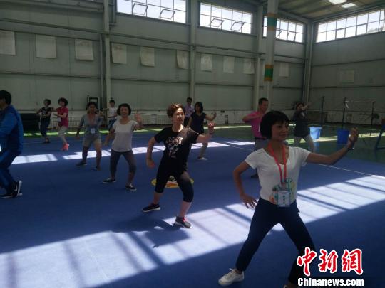 海外华文教师体验太极拳。图片由宁夏自治区外(侨)办提供。宁夏自治区外(侨)办 摄