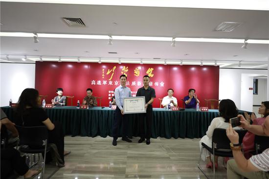 《艺术百年》主编、北京汉特斯曼文化传媒总经理 鲜于圣哲代表展览的主办方:日本中国友好协会、日本国际艺术家协会为高进军颁发了展览邀请函并预祝高进军日本东京展览取得成功;