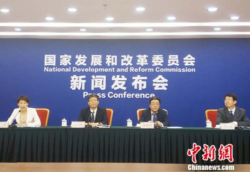 8月2日，国家发改委就扩大消费有关工作情况举行新闻发布会。<a target='_blank' href='http://www.chinanews.com/' >中新网</a>记者 李金磊 摄