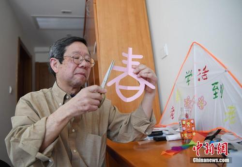 中国侨网资料图：日本七旬“读书郎”入读中国高校学汉语，加纳正司在宿舍剪纸，他说他很喜欢中国的文化。张瑶 摄