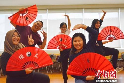 资料图：2018年6月26日，印尼高校学生体验“趣味中国”。