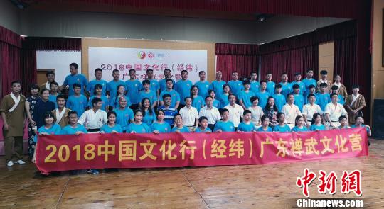 学员与主办方、承办方代表合影 沈钊 摄