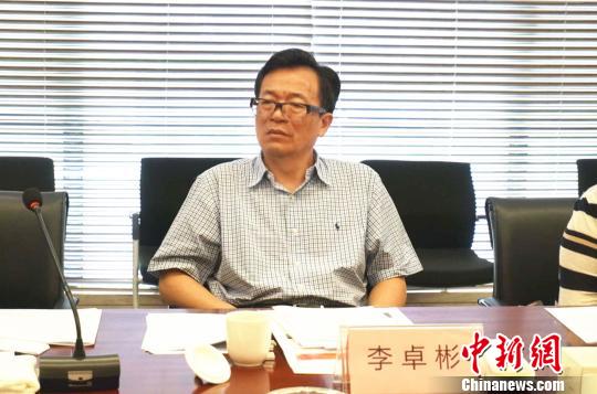 中国侨网图为中国侨联副主席李卓彬聆听海归企业报告　李伟强　摄