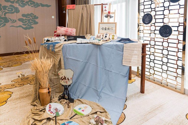 活动现场，台湾同学精心展示实习作品