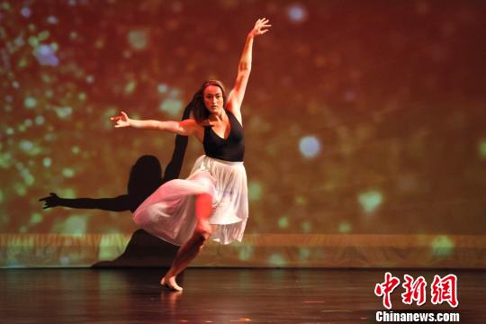 加拿大伯灵顿艺术家表演的独舞《An Excerpt》。　余瑞冬 摄