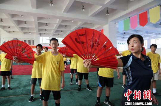 他们还将赴趵突泉、大明湖、曲阜、烟台山、蓬莱阁等地参观。张玉雷 摄