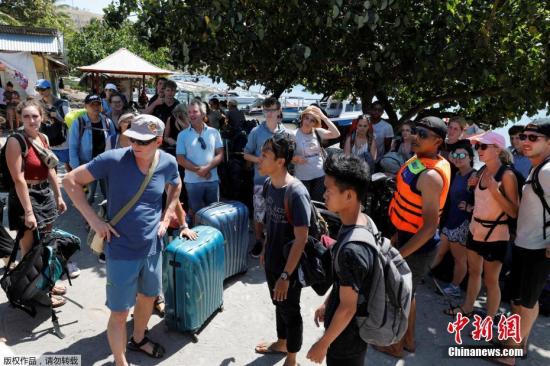 据外媒报道，印尼地方旅游局代表称，印尼发生地震的龙目岛附近的吉利群岛上，正在疏散出1200名游客。印尼西努沙登加拉省旅游局局长Muhammad Faozal说：“我们无法将游客一次性撤离，因为船上的位置不够。游客希望离开吉利岛，这可以理解，他们正处于恐慌之中。”当地时间8月5日晚，印尼西努沙登加拉省龙目岛东北部发生里氏7.0级强震，震中位于该岛北部陆地，震源深度15公里。印尼官方随后发布海啸预警，2小时后解除预警。目击者称，地震非常剧烈，旅游胜地巴厘岛上有震感。最新消息显示，地震遇难人数达142人，200多人重伤。地震导致数千栋房屋被毁，龙目岛电力供应中断。