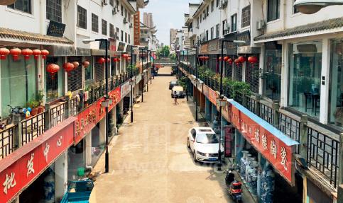 32-1 空无一人的街巷、关张倒闭的瓷器店、纷纷转行撤离的画师……泡沫被刺破之后，景德镇的“大师瓷”市场陷入了历史的冰点。《中国经济周刊》记者 郭芳 摄