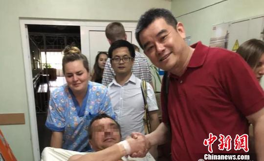 手术后，何奔教授与乌克兰患者合影。　陈静 摄