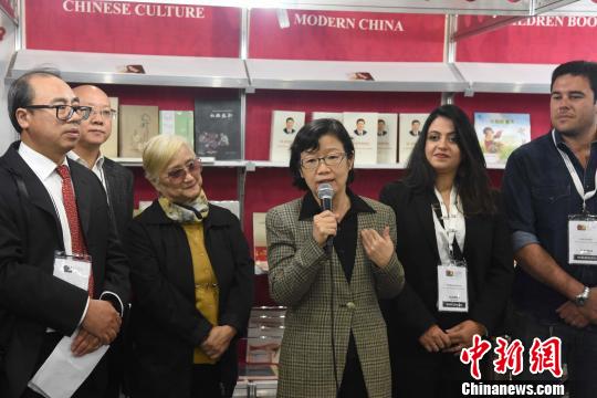 中国侨网图为中国驻圣保罗总领事陈佩洁（右三）致辞。　莫成雄　摄