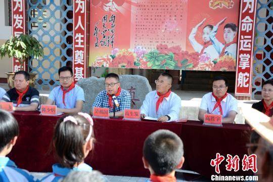 安定区黑山中心小学帮扶活动现场。　张金川 摄