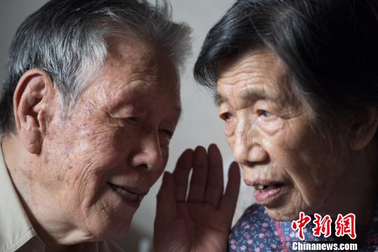乔森的听力日渐下降，王满科便成了她的耳朵。　韦亮 摄