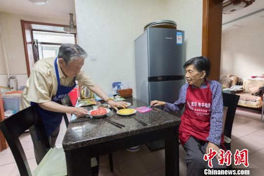 乔森身体不好，王满科便每天为她做饭。“我不知道还有多少时间可以陪他。剩他一个人没法活，人越老越有这个体会。”乔森眼里泛起了泪花。　韦亮 摄