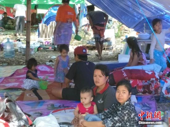 龙目岛多间医院和诊所损毁，不少伤者要在户外接受治疗，马塔兰医院发言人苏普里亚迪直言药物和医护人员不足，要求当局协助。图为Senggigi村数百座房屋损毁，全村断水断电，村民在村子空地上分散安置。 林永传 摄