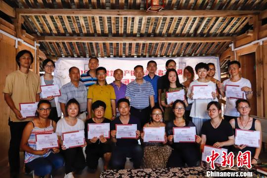 8月初，为参与志愿者颁发志愿者结业证书。　陈可　摄