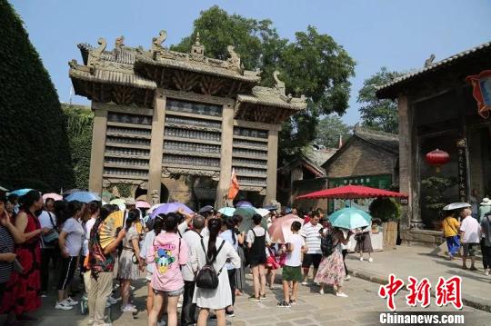 中国侨网8日，来自美国、加拿大、西班牙等国家的40名华裔青少年和沁水县的40名中学生开启了2018“亲情中华”夏令营在皇城相府的亲情之旅。　白军社　摄