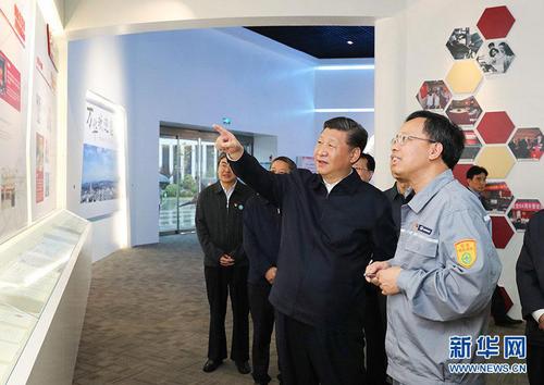2018年6月13日，习近平在山东烟台考察。这是他在万华烟台工业园听取企业基本情况介绍，察看核心产品展示。图片来源：新华社