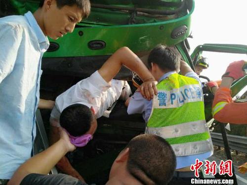车祸司机倒悬车外“90后”交警用肩膀托起生命重量