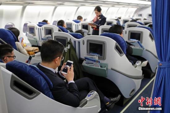 资料图：旅客乘坐飞机出行。殷立勤 摄