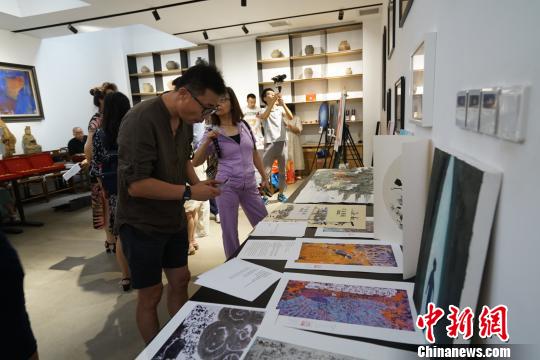 现场义卖30多幅中美艺术家作品。　主办方供图　摄