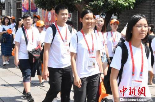 在台福州籍青年学生参观福州三坊七巷，展开寻根之旅。记者刘可耕 摄
