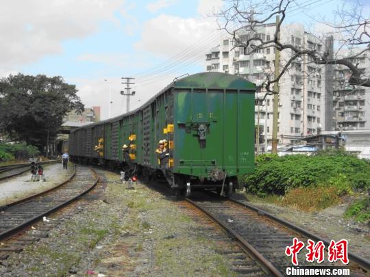 铁路一线战高温他们用汗水画“列车运行图”