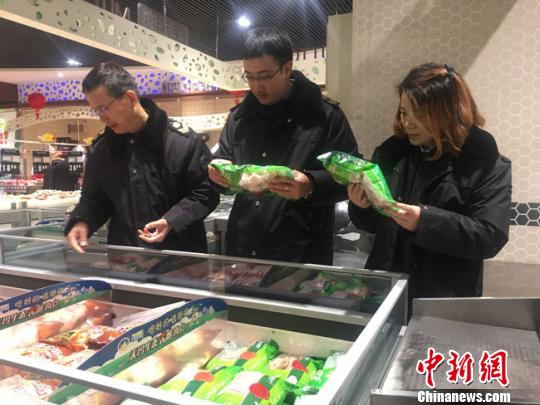 2018年2月，兰州市食药所工作人员对辖区春节前食品安全监管工作进行实地检查、调研。(资料图) 张婧 摄
