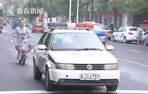 交警开警车被举报公车私用 单位不惩罚还表扬他