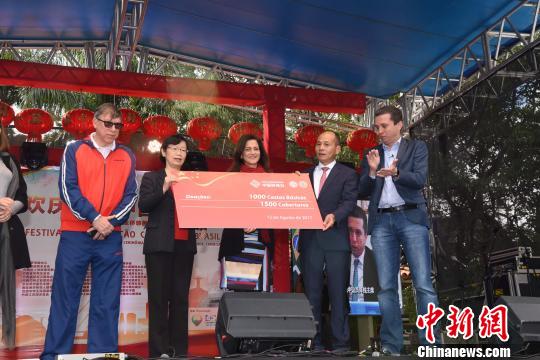 图为中国驻圣保罗总领事陈佩洁(右四)、巴西华人协会会长朱苏忠(右二)为巴西慈善机构捐赠物资。巴西国会众议员、巴中议员阵线主席皮纳托(右一)见证。莫成雄 摄