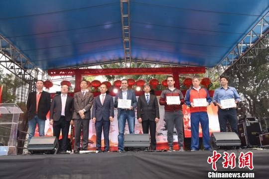 图为巴西侨界为设立“中国移民日”做出努力和贡献的巴西友人颁发感谢状。莫成雄 摄