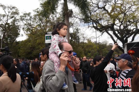 图为巴西民众带着小孩前来参加庆祝活动。莫成雄 摄