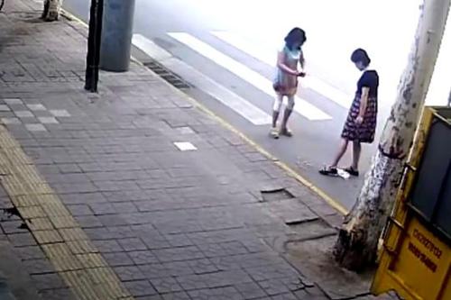 西安两女子街头倒烟头并拍照官方：城管局督导暗查