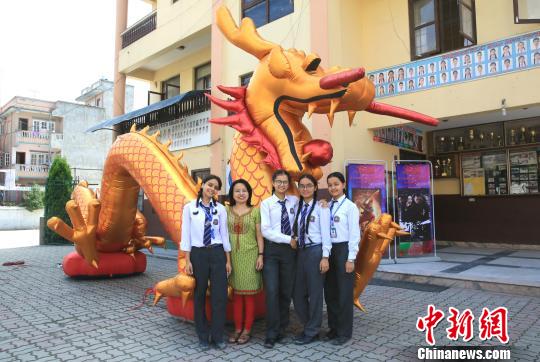 中国侨网师生们争相与福龙合影。　张晨翼　摄