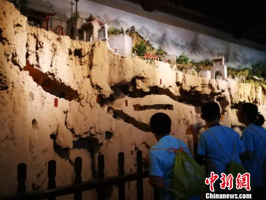 2018“亲情中华”夏令营山西太原营营员在张壁古堡模型前驻足。　杨杰英 摄