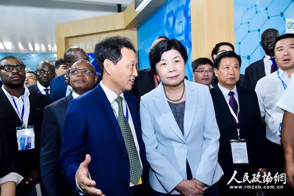 乌镇互联网医院院长张群华（左）向国家卫健委副主任崔丽介绍“互联网+非洲医疗卫生服务”创新平台