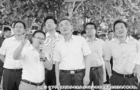 7月20日下午，调研组在安龙生态河堤治理项目现场进行实地考察调研。