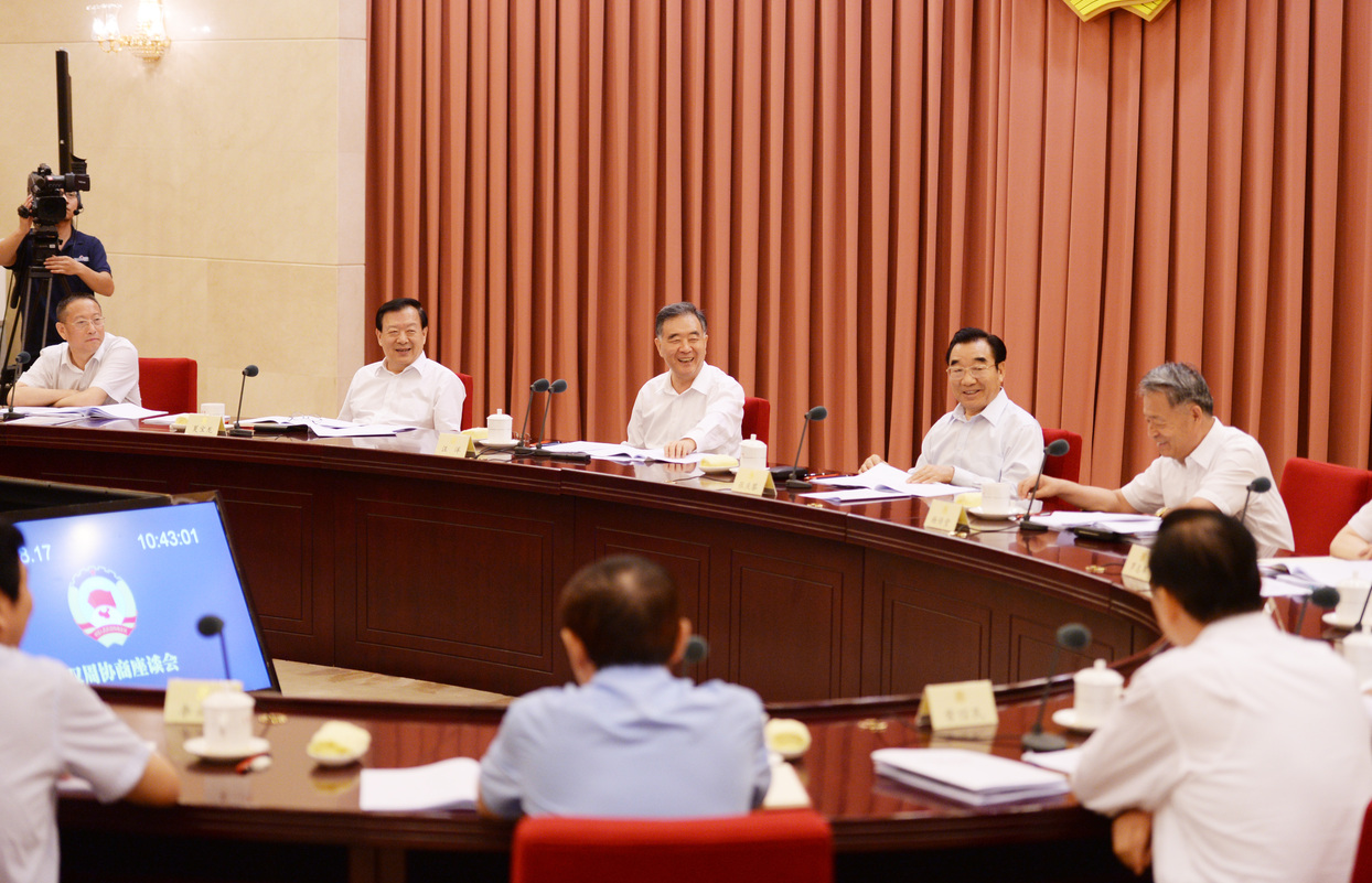 全国政协召开双周协商座谈会 围绕培养懂农业、爱农村、爱农民的“三农”工作队伍建言资政 汪洋主持