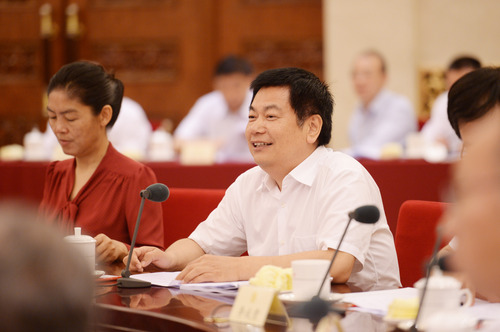 苏华委员发言。