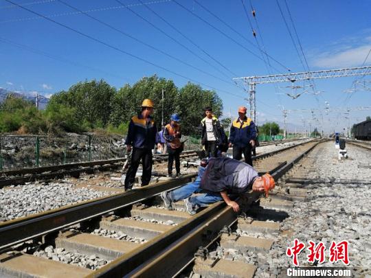 水害致兰新线多处塌陷中铁兰州局近百客货列车晚点
